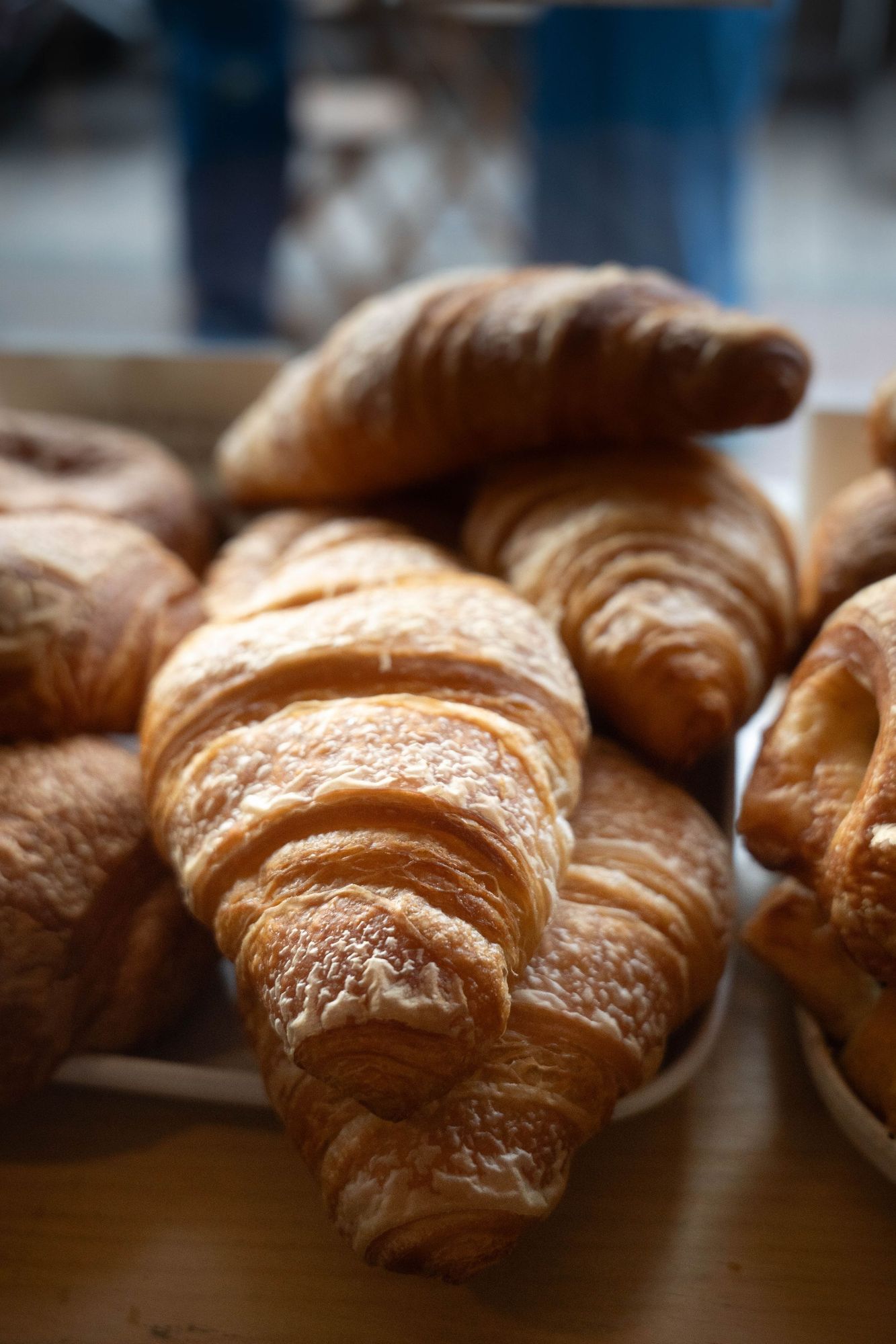 Frisch gebackene Croissants in der Auslage einer Bäckerei